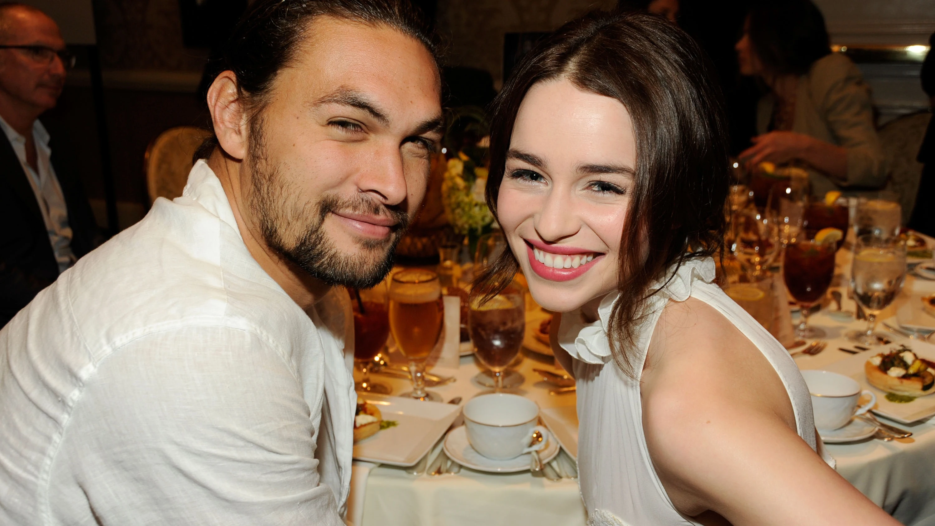 Emilia Clarke y Jason Momoa, Daenerys Targaryen y Khal Drogo en 'Juego de Tronos'