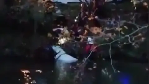 Los bomberos rescatan aun caballo atrapado en un río Los bomberos rescatan aun caballo atrapado en un río