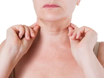 Una mujer con arrugas en el cuello Una mujer con arrugas en el cuello