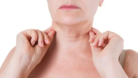 Una mujer con arrugas en el cuello Una mujer con arrugas en el cuello
