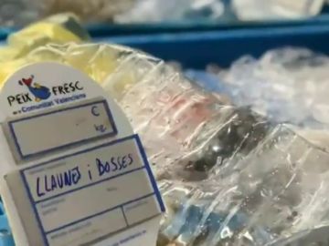 Los pescadores de Denia venden en la lonja los 6.000 kilos de plástico recogidos durante un año para protestar contra el cambio climático