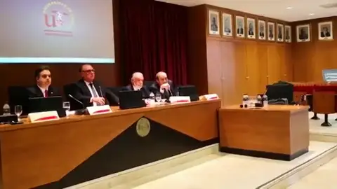 Increpan a un diputado de Vox y a Jaime Mayor Oreja e un acto en la Universidad de Sevilla Increpan a un diputado de Vox y a Jaime Mayor Oreja e un acto en la Universidad de Sevilla