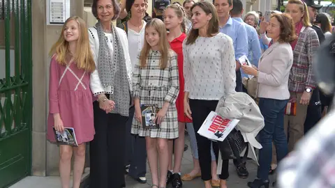 La princesa Leonor y su prima Irene con el resto de la Familia Real La princesa Leonor y su prima Irene con el resto de la Familia Real