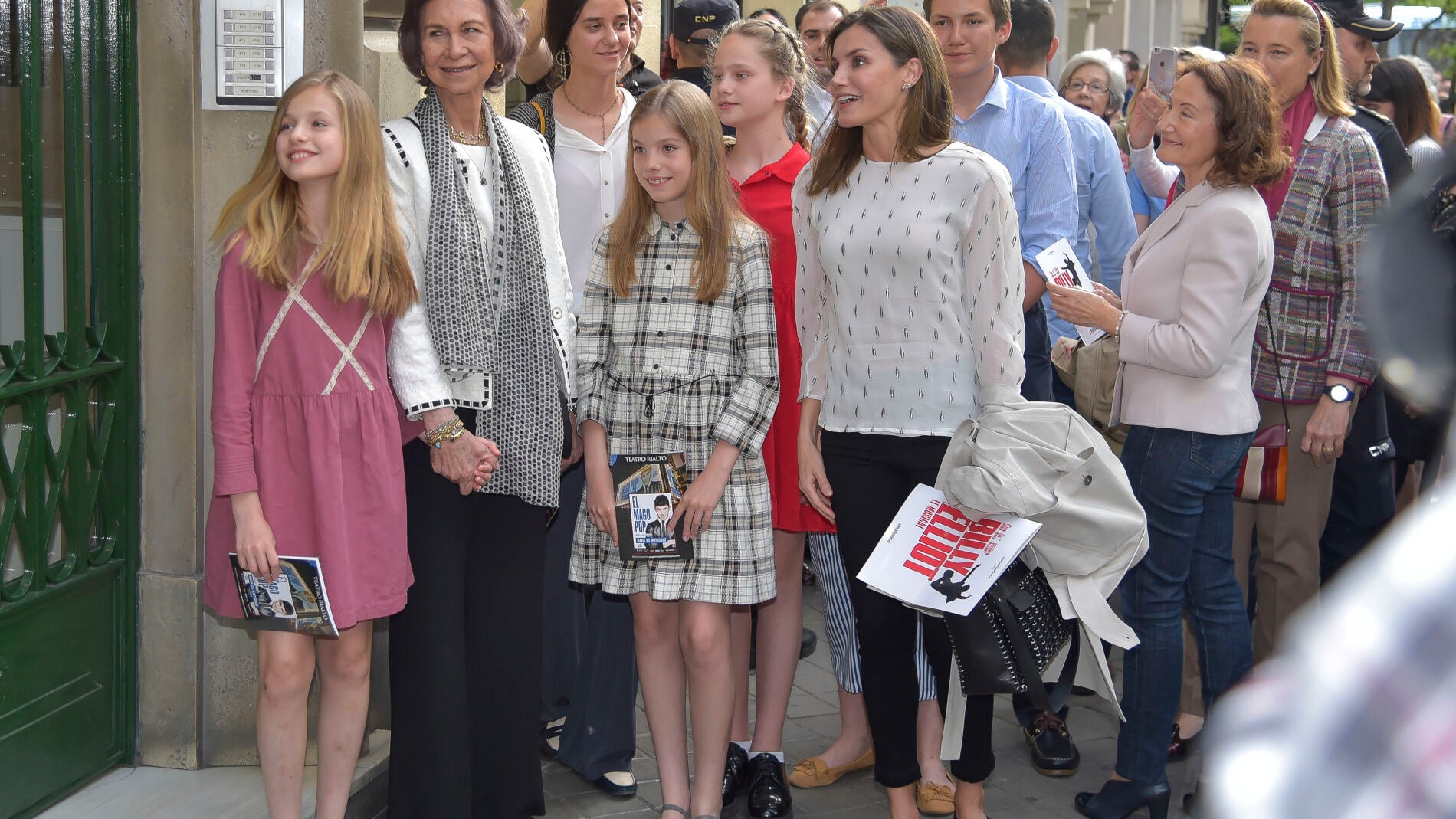 La princesa Leonor y su prima Irene con el resto de la Familia Real 