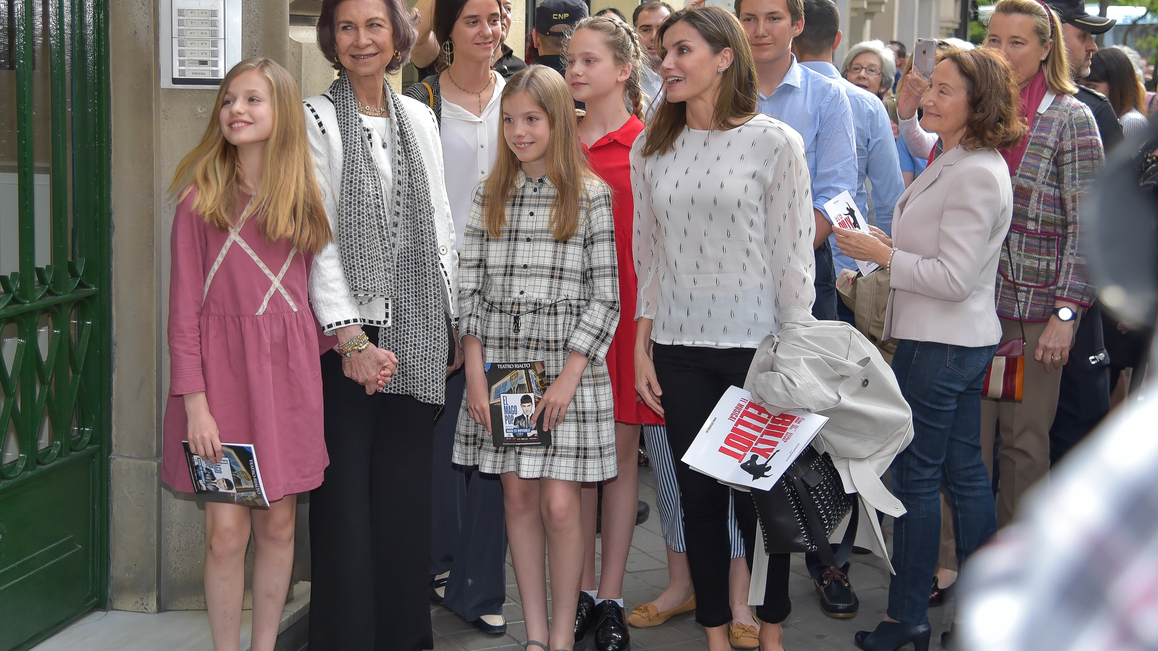 La princesa Leonor y su prima Irene con el resto de la Familia Real La princesa Leonor y su prima Irene con el resto de la Familia Real