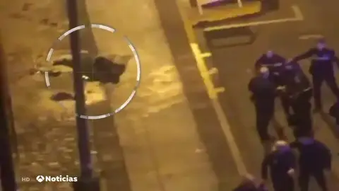 Muere un hombre tras un tiroteo junto a una comisaría de Policía de Sevilla Muere un hombre tras un tiroteo junto a una comisaría de Policía de Sevilla