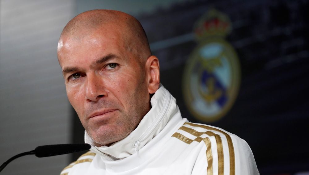 Barcelona - Real Madrid: Zinedine Zidane, durante una rueda de prensa