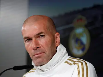 Barcelona - Real Madrid: Zinedine Zidane, durante una rueda de prensa Barcelona - Real Madrid: Zinedine Zidane, durante una rueda de prensa