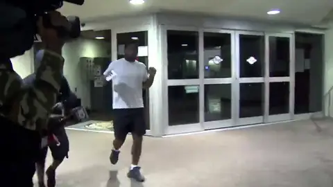Las surrealistas bromas de Mark Walton tras ser acusado de dar una paliza a una mujer embarazada Las surrealistas bromas de Mark Walton tras ser acusado de dar una paliza a una mujer embarazada