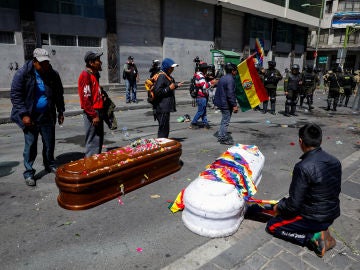 Ataúdes en el suelo en las protestas en Bolivia