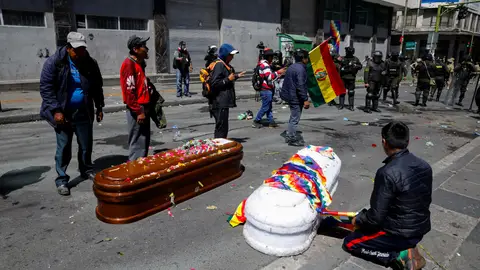Ataúdes en el suelo en las protestas en Bolivia Ataúdes en el suelo en las protestas en Bolivia