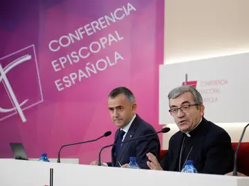 El secretario general de la Conferencia Episcopal Española (CEE), Luis Argüello, y el vicesecretario para asuntos económicos, Fernando Giménez Barriocanal, este viernes en rueda de prensa tras la reunión de la Asamblea Plenaria. El secretario general de la Conferencia Episcopal Española (CEE), Luis Argüello, y el vicesecretario para asuntos económicos, Fernando Giménez Barriocanal, este viernes en rueda de prensa tras la reunión de la Asamblea Plenaria.