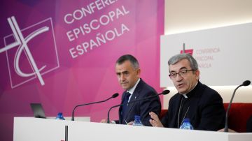 El secretario general de la Conferencia Episcopal Española (CEE), Luis Argüello, y el vicesecretario para asuntos económicos, Fernando Giménez Barriocanal, este viernes en rueda de prensa tras la reunión de la Asamblea Plenaria.