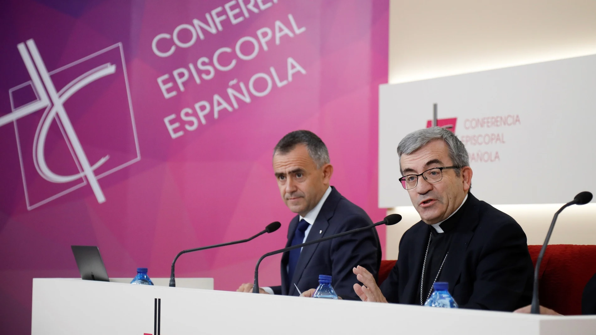 El secretario general de la Conferencia Episcopal Española (CEE), Luis Argüello, y el vicesecretario para asuntos económicos, Fernando Giménez Barriocanal, este viernes en rueda de prensa tras la reunión de la Asamblea Plenaria. El secretario general de la Conferencia Episcopal Española (CEE), Luis Argüello, y el vicesecretario para asuntos económicos, Fernando Giménez Barriocanal, este viernes en rueda de prensa tras la reunión de la Asamblea Plenaria.