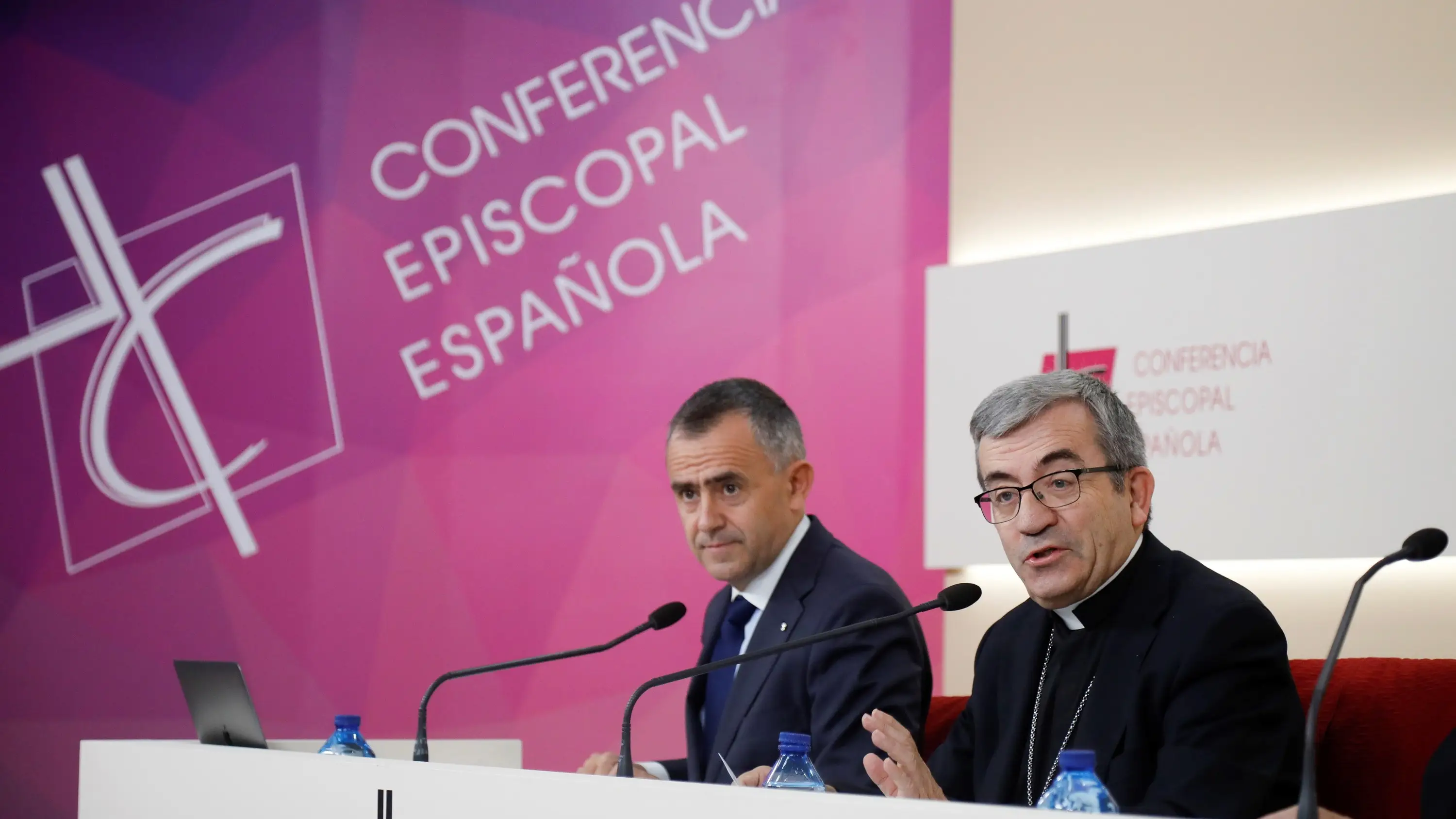 El secretario general de la Conferencia Episcopal Española (CEE), Luis Argüello, y el vicesecretario para asuntos económicos, Fernando Giménez Barriocanal, este viernes en rueda de prensa tras la reunión de la Asamblea Plenaria. El secretario general de la Conferencia Episcopal Española (CEE), Luis Argüello, y el vicesecretario para asuntos económicos, Fernando Giménez Barriocanal, este viernes en rueda de prensa tras la reunión de la Asamblea Plenaria.