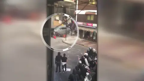 Un conductor irrumpe en una manifestación y atropella a cinco personas en Chile Un conductor irrumpe en una manifestación y atropella a cinco personas en Chile