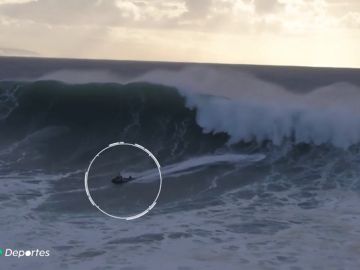 Las impactantes imagenes del rescate de un surfista entre las olas gigantes de Nazaré