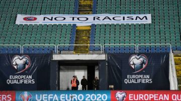 El fútbol holandés protesta contra el racismo