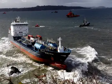 Fracasa el intento de desencallar el buque Blue Star de la zona de rocas de Ares, A Coruña Fracasa el intento de desencallar el buque Blue Star de la zona de rocas de Ares, A Coruña