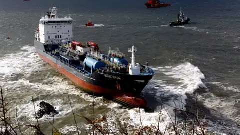 Fracasa el intento de desencallar el buque Blue Star de la zona de rocas de Ares, A Coruña Fracasa el intento de desencallar el buque Blue Star de la zona de rocas de Ares, A Coruña