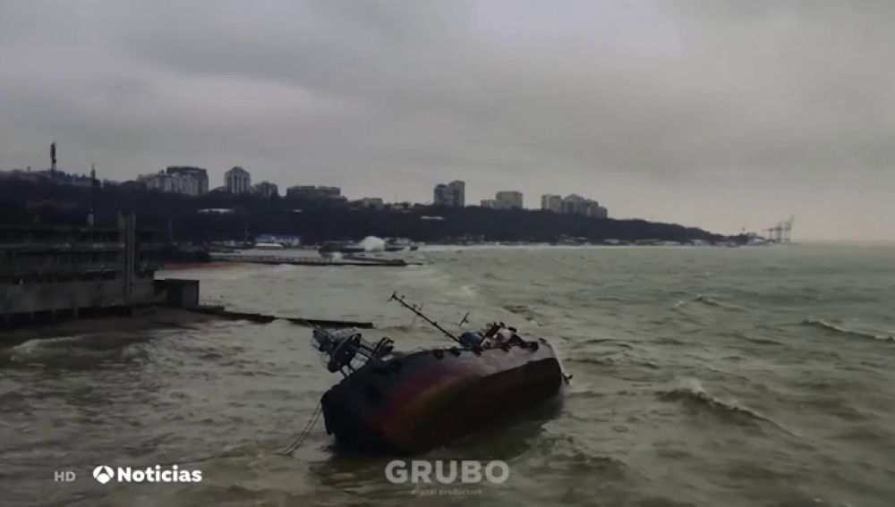 Un petrolero cargado queda varado en la costa de Ucrania