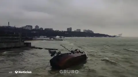Un petrolero cargado queda varado en la costa de Ucrania Un petrolero cargado queda varado en la costa de Ucrania