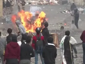 Las calles de Bagdad se convierten en un campo de batalla entre los policías y los manifestantes Las calles de Bagdad se convierten en un campo de batalla entre los policías y los manifestantes