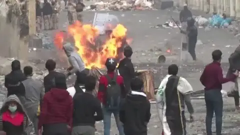 Las calles de Bagdad se convierten en un campo de batalla entre los policías y los manifestantes Las calles de Bagdad se convierten en un campo de batalla entre los policías y los manifestantes