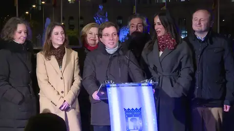 El lapsus de Almeída en el encendido de las luces de Navidad en Madrid: "Diez, nueve, ocho, siete... cuatro, tres, dos, uno" El lapsus de Almeída en el encendido de las luces de Navidad en Madrid: "Diez, nueve, ocho, siete... cuatro, tres, dos, uno"