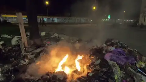 Bogotá vive una jornada de caos y violencia pese al toque de queda impuesto por las autoridades Bogotá vive una jornada de caos y violencia pese al toque de queda impuesto por las autoridades