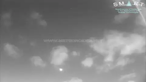Una roca de asteroide entra en la atmósfera y cruza el cielo sevillano como una bola de fuego Una roca de asteroide entra en la atmósfera y cruza el cielo sevillano como una bola de fuego