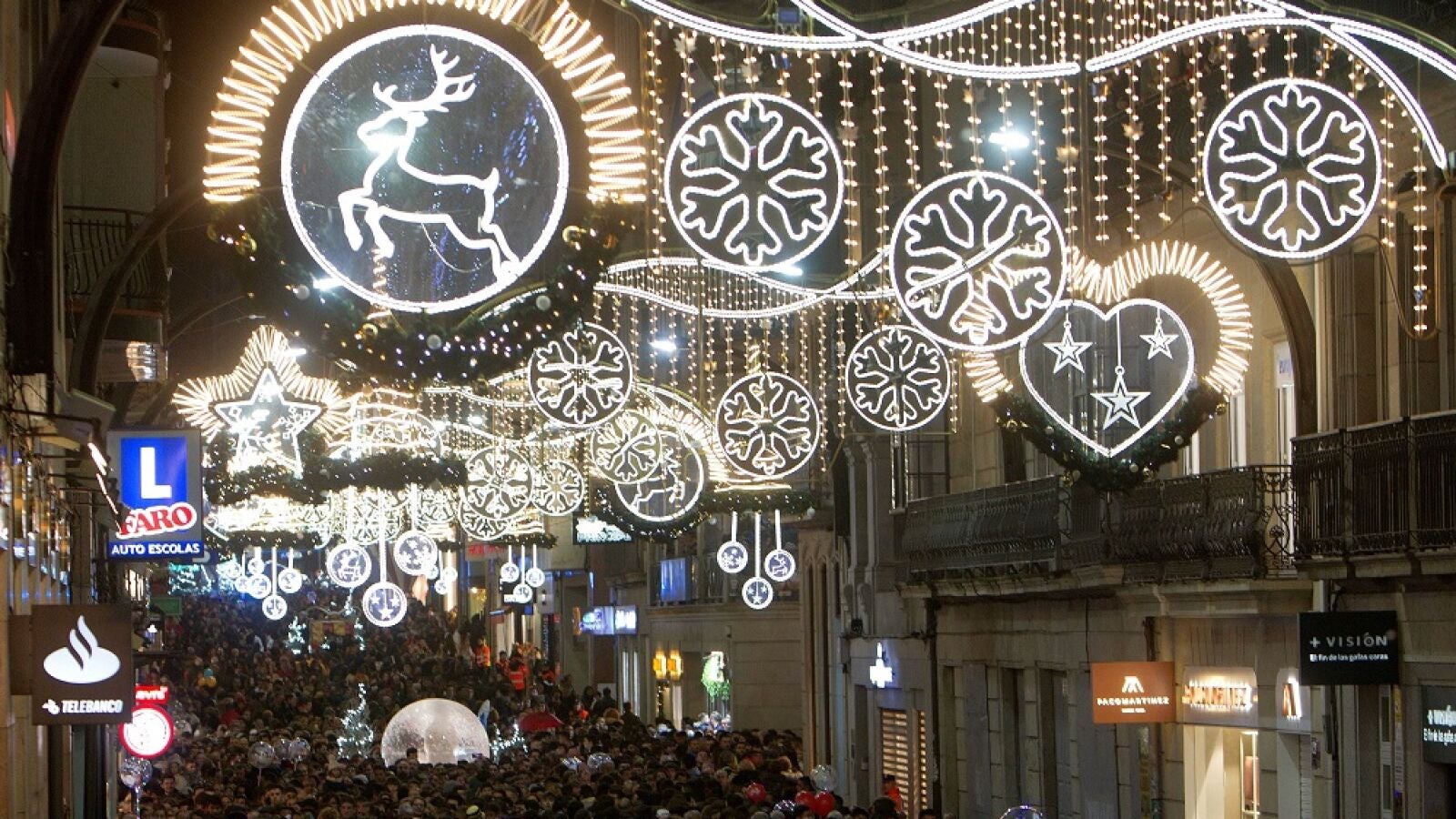 El alcalde de Ourense duplicará el presupuesto para las luces de Navidad tras el éxito de Abel Caballero en Vigo