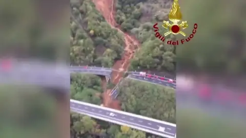 Las intensas lluvias causan la caída de un puente y cortes en carreteras en Italia Las intensas lluvias causan la caída de un puente y cortes en carreteras en Italia
