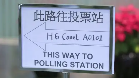 Afluencia masiva en apertura de urnas en Hong Kong tras meses de protestas Afluencia masiva en apertura de urnas en Hong Kong tras meses de protestas