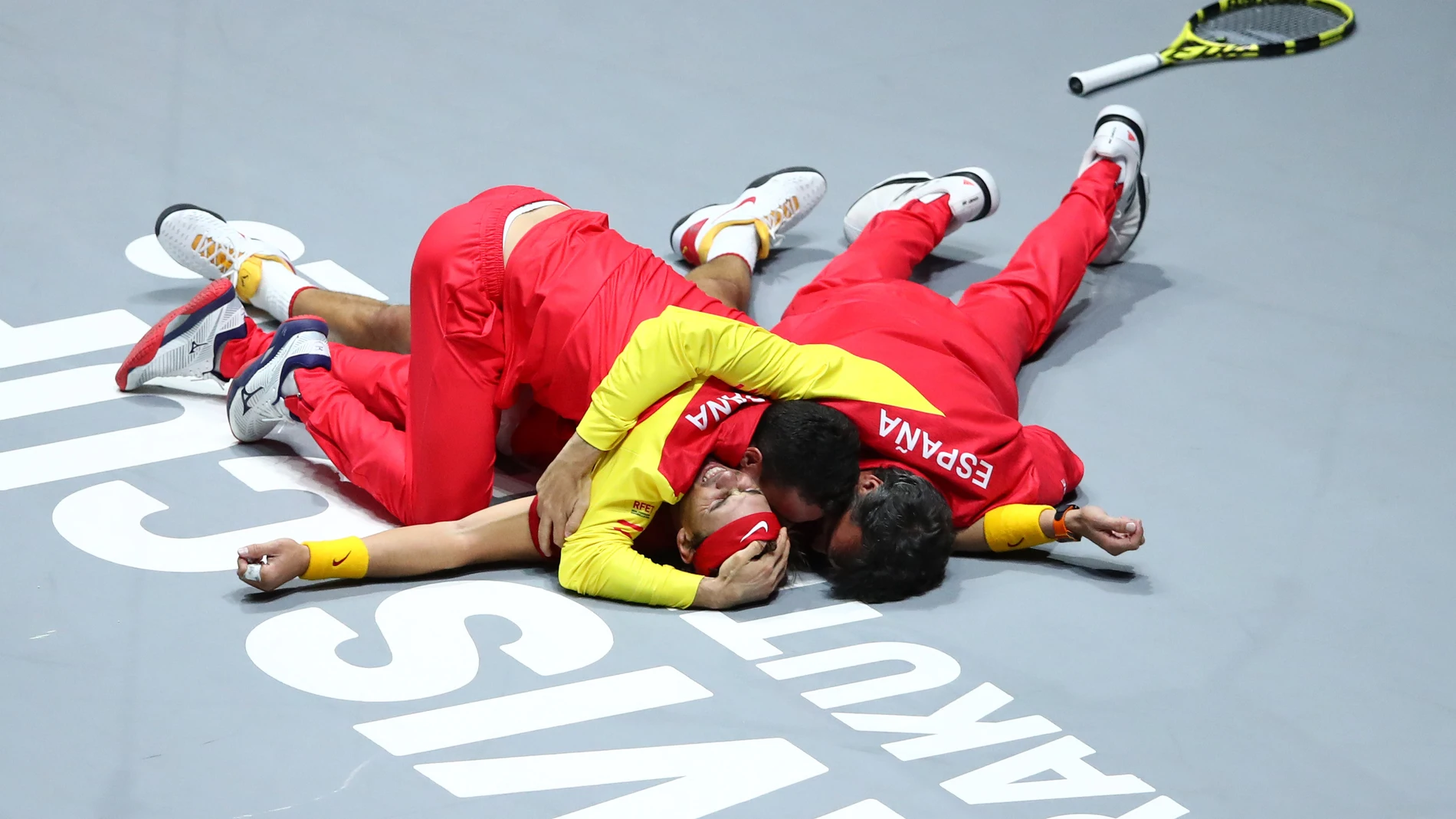 El equipo español celebra la victoria en la Copa Davis El equipo español celebra la victoria en la Copa Davis