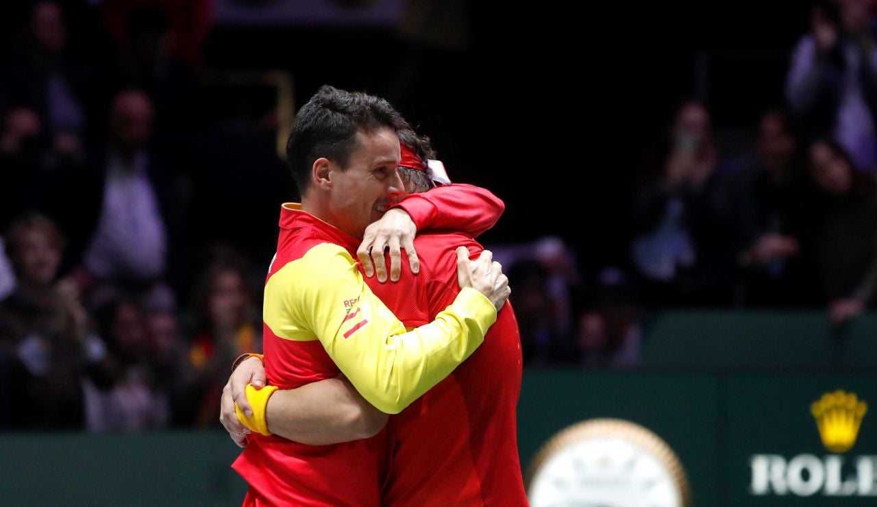 El emotivo abrazo entre Nadal y Bautista tras ganar la Davis