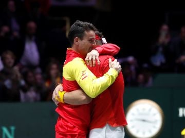El emotivo abrazo entre Nadal y Bautista tras ganar la Davis