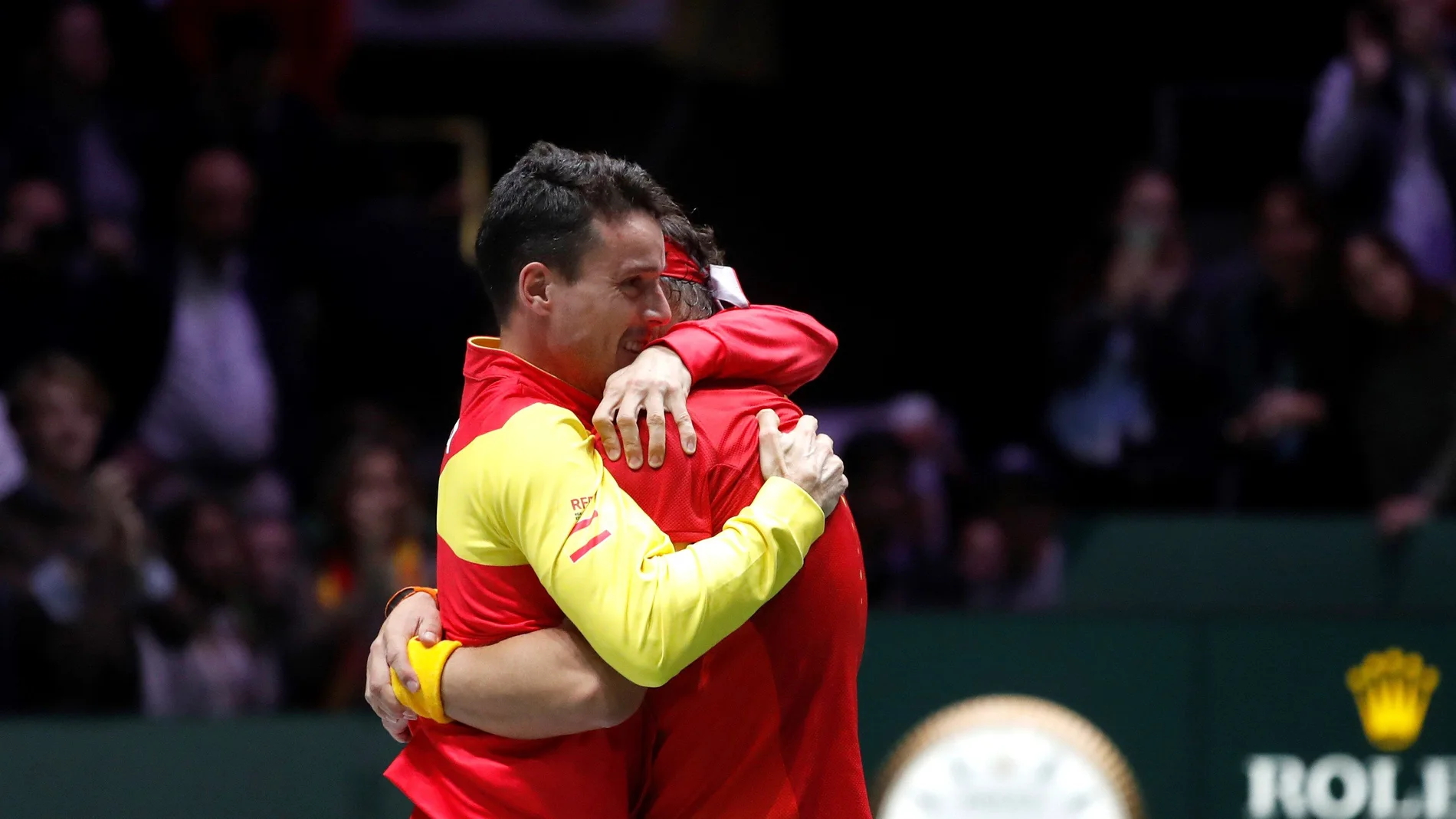 El emotivo abrazo entre Nadal y Bautista tras ganar la Davis El emotivo abrazo entre Nadal y Bautista tras ganar la Davis