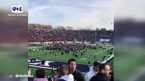 Manifestantes invaden el campo durante el descanso de un partido de fútbol americano para protestar contra el cambio climático Manifestantes invaden el campo durante el descanso de un partido de fútbol americano para protestar contra el cambio climático