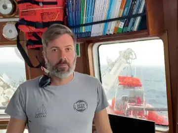 La embarcación del Open Arms está a la deriva en peligro de naufragio con 73 personas a bordo La embarcación del Open Arms está a la deriva en peligro de naufragio con 73 personas a bordo