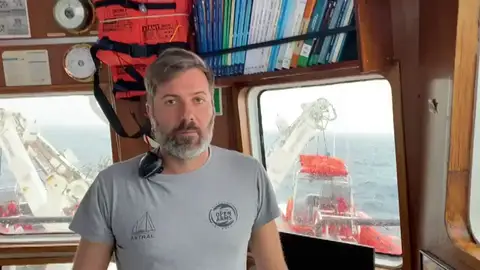 La embarcación del Open Arms está a la deriva en peligro de naufragio con 73 personas a bordo La embarcación del Open Arms está a la deriva en peligro de naufragio con 73 personas a bordo