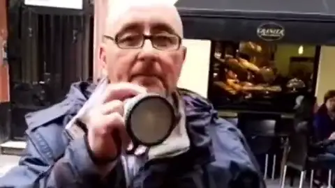 La divertida manera de vender la Lotería de Navidad en Cádiz: "Si quiere salir de pobrecito, cómpreme un cuponcito" La divertida manera de vender la Lotería de Navidad en Cádiz: "Si quiere salir de pobrecito, cómpreme un cuponcito"