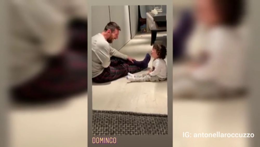 La faceta más tierna de Leo Messi jugando con su hijo Ciro