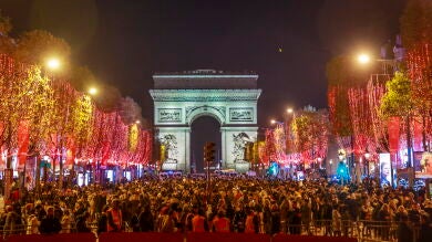Los Campos Elíseos se tiñen de rojo para dar la bienvenida a la Navidad en París