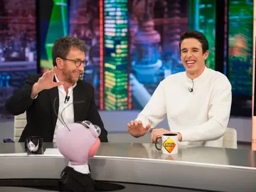 Alex Márquez saca todo su ingenio para adivinar canciones a gran velocidad  Alex Márquez saca todo su ingenio para adivinar canciones a gran velocidad