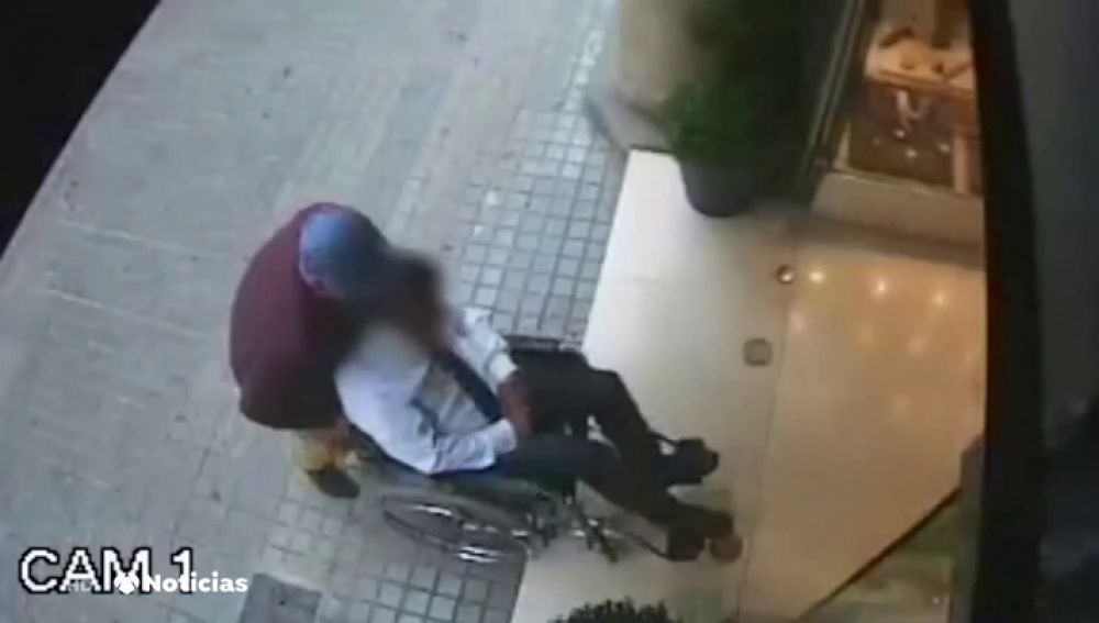 Un ladrón en silla de ruedas roba a punta de pistola en una joyería de Barcelona por valor de 1,3 millones de euros 