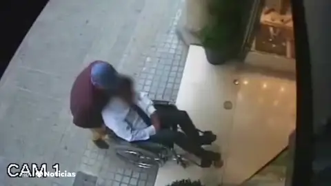 Un ladrón en silla de ruedas roba a punta de pistola en una joyería de Barcelona por valor de 1,3 millones de euros Un ladrón en silla de ruedas roba a punta de pistola en una joyería de Barcelona por valor de 1,3 millones de euros