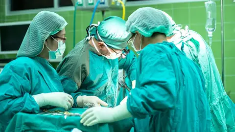 Cirujanos en una operación Cirujanos en una operación