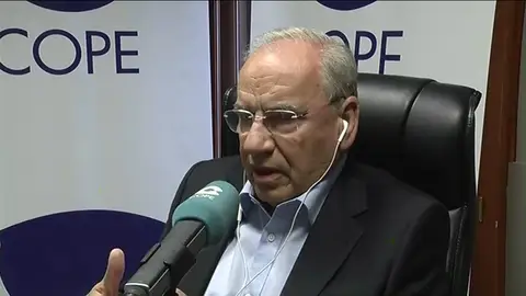 Alfonso Guerra: "Negociar con populistas e independentistas es como darle una granada a un niño" Alfonso Guerra: "Negociar con populistas e independentistas es como darle una granada a un niño"