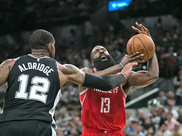 James Harden durante el partido de Houston Rockets contra San Antonio Spurs James Harden durante el partido de Houston Rockets contra San Antonio Spurs
